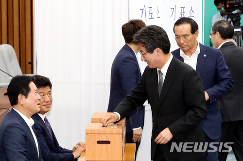 【서울=뉴시스】이종철 기자 = 25일 오후 서울 여의도 국회에서 열린 바른미래당 새 원내대표를 선출하기 위한 의총에 참석한 유승민 전 공동대표가 투표를 하고 있다. 2018.06.25. jc4321@newsis.com