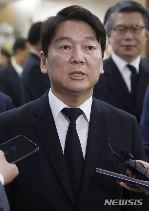 【서울=뉴시스】최동준 기자 = 안철수 전 국민의당 대표가 25일 서울 송파구 서울아산병원 장례식장에 마련된 고 김종필 전 국무총리의 빈소를 찾아 조문한 뒤 기자들 질문에 답변하고 있다. 2018.06.25. photocdj@newsis.com