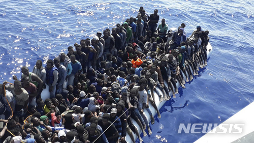 [고네이마=AP/뉴시스]2018년 6월24일 북아프리카 리비아의 수도 트리폴리 인근 지중해 근해에서 약 490명을 태우고 이탈리아로 가려던 이주자 선박이 리비아 해안경비대에 나포됐다. 유엔 국제이주기구(IOM)는 7일 예멘과 지부티 앞바다에서 이주 선박 4척이 전복돼 최소 2명이 숨지고 186명이 실종됐다고 밝혔다. 205.03.07.