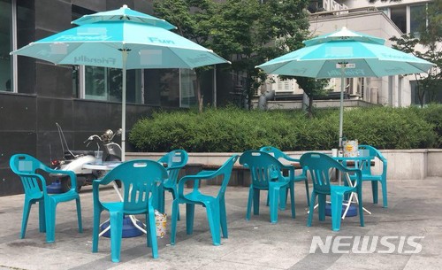 【춘천=뉴시스】박종우 기자 = 25일 오후 강원 춘천시 효자동의 한 편의점에 테이블이 펼쳐져 있다. 2018.06.05&nbsp; jongwoo425@newsis.com