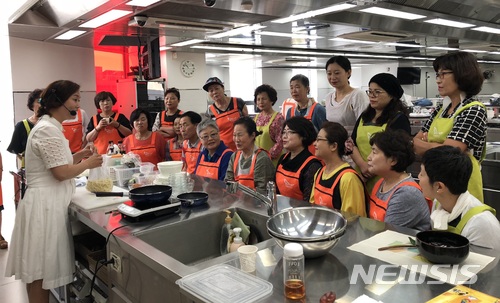 【전주=뉴시스】윤난슬 기자 = 한국전통문화전당은 '조선의 음식을 만나다-골동반(骨董飯) 이야기' 프로그램을 운영하고 첫 교육생을 배출했다고 26일 밝혔다. 2018.06.26.(사진=전당 제공) photo@newsis.com