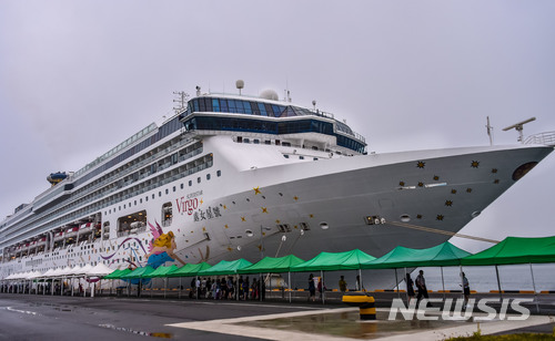 【여수=뉴시스】김석훈 기자 = 26일 오전 승객 1900명과 승무원 1100명 등 3000여 명을 태운 대만 스타크루즈 선사 소속 슈퍼스타 버고호(Superstar Virgo·7만6800t)가 여수엑스포 크루즈항에 입항했다. 2018.06.26. (사진=여수시청 제공)&nbsp;&nbsp; kim@newsis.com