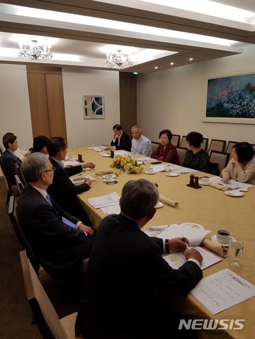 【세종=뉴시스】백영미 기자 = 한국전문대학교육협의회(전문대교협)는 26일 서울 프레지던트 호텔에서 ‘2018년 대학 기본역량 진단’ 1단계 가결과에 대한 긴급 대책회의를 열었다.(사진=전문대교협 제공)