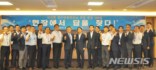 【대구=뉴시스】 김덕용 기자 = 이재하 대구상공회의소 회장은 지난 25일 '지역기업 방문활동 간담회'를 열어 기업의 애로사항과 지원 내용 등을 직원들과 공유했다. 2018. 06. 25. (사진=대구상공회의소 제공) photo@newsis.com