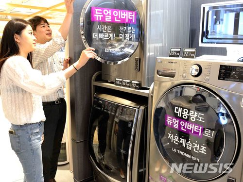 【부산=뉴시스】 하경민 기자 = 부산 롯데백화점 4개점은 본격적인 장마철이 시작되면서 관련 상품을 찾는 소비자들의 발길이 이어지고 있다고 26일 밝혔다. 사진은 부산본점의 한 가전제품 매장을 찾은 고객이 건조기를 살펴보고 있다. 2018.06.26. (사진=롯데백화점 제공)yulnetphoto@newsis.com