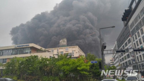 【세종=뉴시스】노왕섭 기자 = 26일 오후 1시 16분께 세종시 새롬동 한 주상복합 아파트 건설현장에서 화재가 발생한 가운데 검은 연기가 공사중인 아파트를 뒤덮고 있다.2018.06.26. (사진=세종시청 제공) nws5700@newsis.com