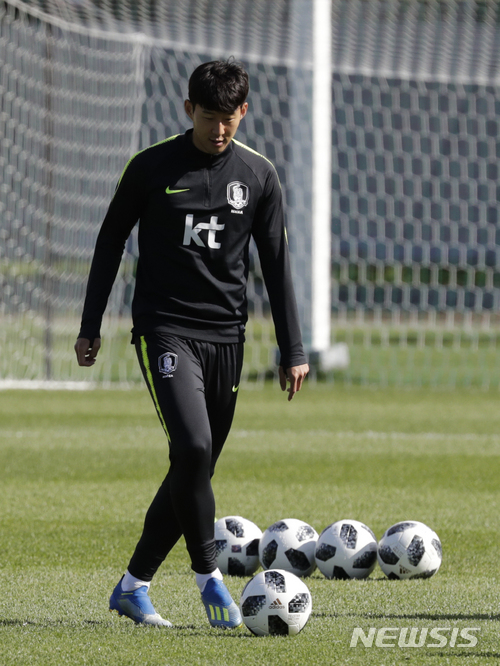 South Korea&#039;s Son Heung-min controls the ball during a training session of South Korea at the 2018 soccer World Cup at the Spartak Stadium in Lomonosov near St. Petersburg, Russia, Monday, June 25, 2018. (AP Photo/Lee Jin-man)