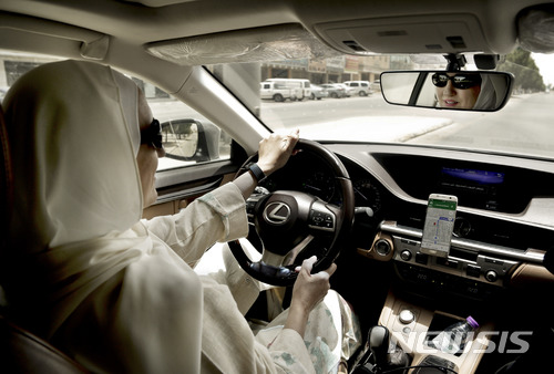 【리야드=AP/뉴시스】 중동의 차량공유서비스 업체 카림이 사우디아라비아에서 여성 운전자 채용을 시작했다. 사진은 지난 24일(현지시간) 리야드에서 카림에 채용된 한 여성이 운전을 시작하는 모습. 2018. 6. 27 