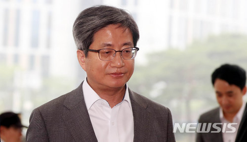 【서울=뉴시스】추상철 기자 = 김명수 대법원장이 26일 오전 서울 서초구 대법원으로 출근하고 있다. 2018.06.26. scchoo@newsis.com