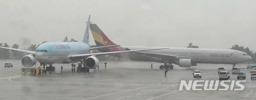 【서울=뉴시스】홍찬선 기자 = 26일 오전 8시10분께 김포공항 국제선에서 중국 베이징 행 아시아나 항공 여객기와 일본 오사카 행 대한항공 여객기가 이동 중 접촉사고가 발생했다. 2018.06.26.(사진=독자 제공) photo@newsis.com