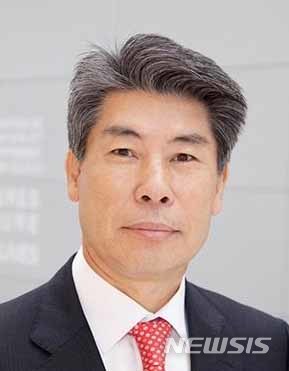 【서울=뉴시스】전신 기자 = 문재인 대통령은 26일 청와대 새 경제수석비서관에 윤종원 경제개발협력기구(OECD) 특명전권대사를 임명했다. 2018.06.26. (사진=청와대 제공) photo@newsis.com