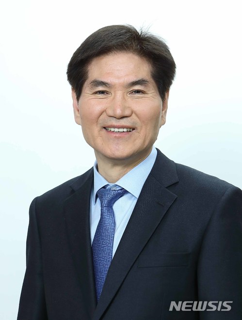 【서울=뉴시스】전신 기자 = 문재인 대통령은 26일 청와대 시민사회수석으로 이용선 더불어민주당 양천을 지역위원장을 임명했다. 2018.06.26. (사진=청와대 제공) photo@newsis.com