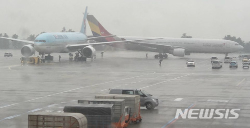 【서울=뉴시스】홍찬선 기자 = 26일 오전 8시10분께 김포공항 국제선에서 중국 베이징 행 아시아나 항공 여객기와 일본 오사카 행 대한항공 여객기가 승객들을 태우기 위해 주기장으로 이동하던 중 접촉사고가 발생했다. 사진은 이날 발생한 두여객기 접촉사고 모습.2018.06.26.(사진=독자 제공) photo@newsis.com