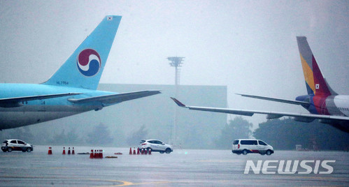 【서울=뉴시스】추상철 기자 = 대한항공과 아시아나항공기가 김포공항 주기장에서 접촉사고가 발생했다. 26일 오전 서울 강서구 김포공항에서 사고 항공기가 멈춰 서 있다. 2018.06.26.&nbsp; scchoo@newsis.com 