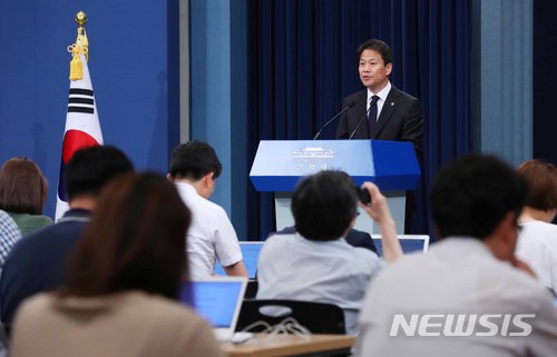 【서울=뉴시스】전신 기자 = 임종석 비서실장이 26일 청와대 춘추관 대브리핑룸에서 청와대 인사 개편 내용을 발표하고 있다.&nbsp; 문재인 대통령은 청와대 새 경제수석비서관에 윤종원 경제개발협력기구(OECD) 특명전권대사, 일자리수석에는 정태호 정책기획비서관, 시민사회수석에는 이용선 더불어민주당 양천을 지역위원장을 임명했다. 2018.06.26. photo1006@newsis.com