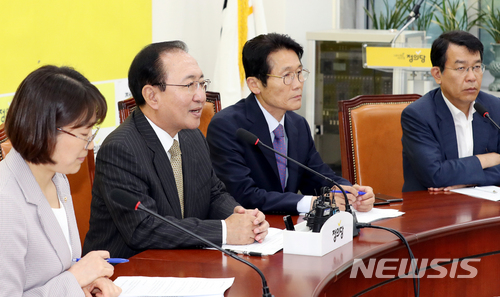 【서울=뉴시스】이종철 기자&nbsp; =&nbsp; 26일 오전 서울 여의도 국회에서 정의당 노회찬 원내대표가&nbsp; 기자간담회를 갖고 있다. 2018.06.26.&nbsp; jc4321@newsis.com