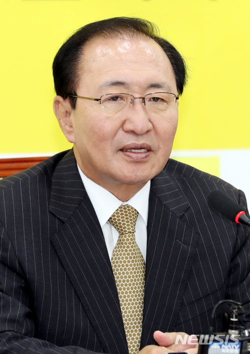 【서울=뉴시스】이종철 기자&nbsp; =&nbsp; 26일 오전 서울 여의도 국회에서 정의당 노회찬 원내대표가&nbsp; 기자간담회를 갖고 있다. 2018.06.26.&nbsp; jc4321@newsis.com