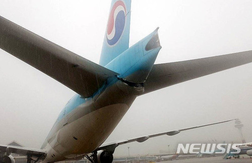 【서울=뉴시스】추상철 기자 = 김포공항 주기장에서 대한항공과 아시아나항공기의 접촉사고가 발생했다. 26일 오전 서울 강서구 김포공항에서 사고 항공기가 파손된 채 멈춰 서 있다. 2018.06.26.(사진=독자 제공)&nbsp; photo@newsis.com