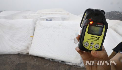 【당진=뉴시스】김진아 기자 = ‘라돈’이 검출된 대진침대 매트리스가 충남 당진에서 다른 지역으로 반출될 예정이었지만 주민들의 반대로 이송되지 못하고 있는 26일 충남 당진항 야적장에서 원자력안전위원회 관계자들이 방사선 측정을 하고 있다. 이날 원자력안전위원회 관계자들이 집하장 주변 환경방사선 측정결과 일반적인 환경방사선 수준으로 확인됐다. 2018.06.26.&nbsp;&nbsp; bluesoda@newsis.com