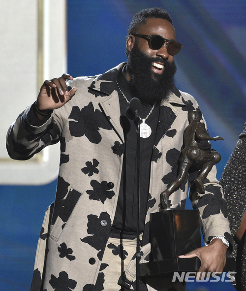 【산타모니카=AP/뉴시스】 NBA 휴스턴 로키츠의 제임스 하든이 26일(한국시간) 미국 캘리포니아주 산타모니카에서 열린 2017~2018시즌 NBA 시상식에서 MVP를 수상한 후 기뻐하고 있다.