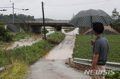 【당진=뉴시스】김진아 기자 = 본격적인 장마가 시작된 26일 충남 당진시 석문면에서 한 어르신이 물에 잠긴 농로와 수로를 바라보고 있다. 2018.06.26.&nbsp;&nbsp;&nbsp;&nbsp;&nbsp; bluesoda@newsis.com