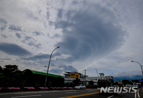 【제주=뉴시스】우장호 기자 = 장마전선 영향으로 잔뜩 흐린 26일 오전 제주시 오라2동 인근 도로에서 바라본 하늘에 바람이 강한 날씨에 형성되는 렌즈구름이 드리워져 있다. 2018.06.26. woo1223@newsis.com