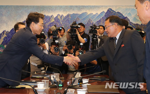【판문점=뉴시스】사진공동취재단 = 남북철도협력분과회의 남측 수석대표인 김정렬 국토교통부 2차관(왼쪽)과 북측 수석대표인 김윤혁 철도성 부상이 26일 판문점 남측 평화의 집에서 만나 회의 시작 전 악수하고 있다. 2018.06.26.&nbsp; photo@newesis.com