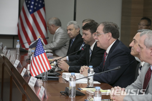 【서울=뉴시스】사진공동취재단 = 지난6월26일 오전 서울 서초 국립외교원에서 열린 한.미 방위비 협상 제4차 회의에서 미국 측 티모시 베츠 한미방위비협상대사가 모두발언을 하고 있다. 2018.11.19 .photo@newsis.com