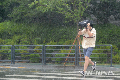 【전주=뉴시스】 김얼 기자 = 전국적으로 장마가 시작된 26일 전북 전주시 전북대학교에서 한 학생이 우산을 준비하지 못해 가방으로 비를 막으며 교정을 지나고 있다. 2018.06.26 pmkeul@newsis.com
