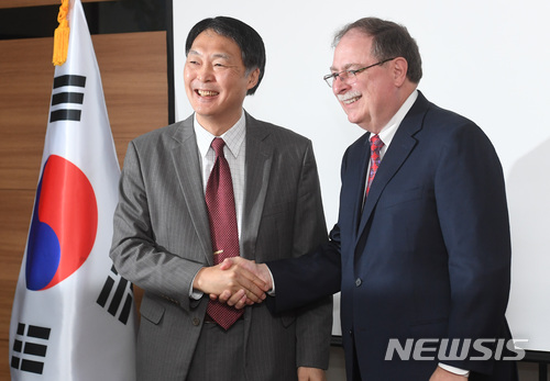 【서울=뉴시스】사진공동취재단 = 장원삼(왼쪽) 외교부 한미 방위비분담협상 대표와 티모시 베츠 미 국무부 방위비분담협상 대표가 지난 6월26일 서울 서초구 국립외교원에서 열린 제10차 한미 방위비분담특별협정 체결을 위한 제4차 회의에 앞서 악수하고 있다. 2018.10.01 photo@newsis.com