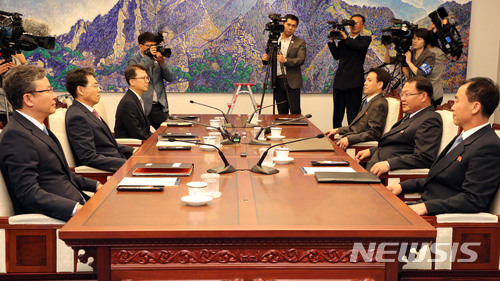 【판문점=뉴시스】사진공동취재단 = 남북철도협력분과회의 남측 수석대표인 김정렬 국토교통부 2차관(왼쪽 2번째)과 북측 수석대표인 김윤혁 철도성 부상(오른쪽 2번째) 등 회담대표들이 26일 판문점 남측 평화의 집에서 만나 남북철도협력사업을 논의하고 있다. 2018.06.26.&nbsp; photo@newsis.com