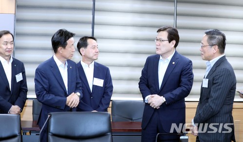 【서울=뉴시스】전진환 기자 = 최종구 금융위원장이 26일 오후 서울 종로 금융위 대회의실에서 카드사 CEO와 간담회에 앞서 인사하고 있다. 2018.06.26. amin2@newsis.com