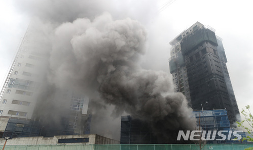 【세종=뉴시스】강종민 기자 = 26일 오후 세종시 새롬동 한 아파트 건설현장에서 화재가 발생, 검은 연기가 뿜어져 나오고 있다. 2018.06.26. ppkjm@newsis.com