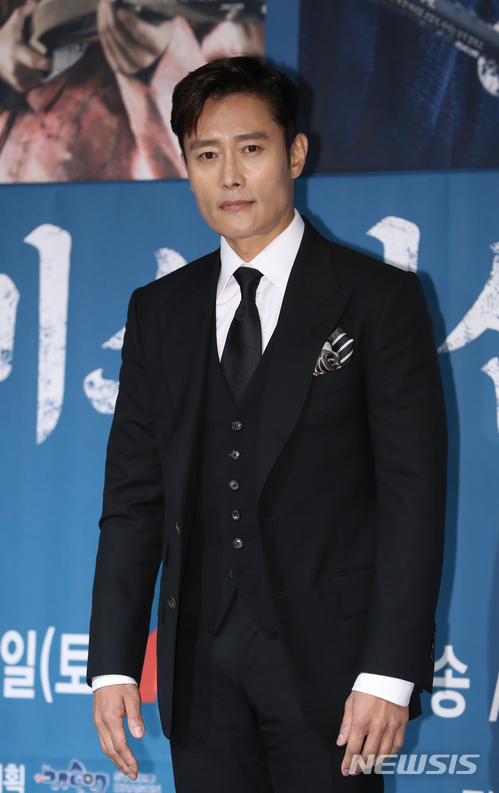 【서울=뉴시스】조수정 기자 = 배우 이병헌이 tvN 드라마 '미스터 션샤인' 제작발표회가 열린 26일 오후 서울 논현동 파티오나인에서 포즈를 취하고 있다. '미스터 션샤인'은 오는 7월 7일부터 매주 토,일요일 밤 9시 방송된다. 2018.06.26. chocrystal@newsis.com