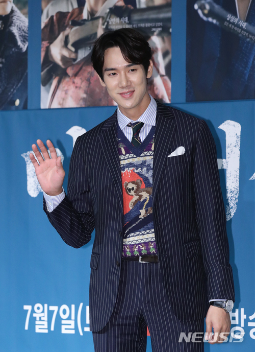 【서울=뉴시스】조수정 기자 = 배우 유연석이 tvN 드라마 '미스터 션샤인' 제작발표회가 열린 26일 오후 서울 논현동 파티오나인에서 포즈를 취하고 있다. '미스터 션샤인'은 오는 7월 7일부터 매주 토,일요일 밤 9시 방송된다. 2018.06.26. chocrystal@newsis.com