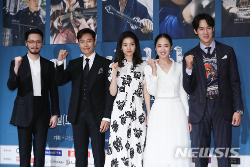 【서울=뉴시스】조수정 기자 = tvN 드라마 '미스터 션샤인' 제작발표회가 열린 26일 오후 서울 논현동 파티오나인에서 배우들이 포즈를 취하고 있다. 왼쪽부터 변요한, 이병헌, 김태리, 김민정, 유연석. '미스터 션샤인'은 오는 7월 7일부터 매주 토,일요일 밤 9시 방송된다. 2018.06.26. chocrystal@newsis.com