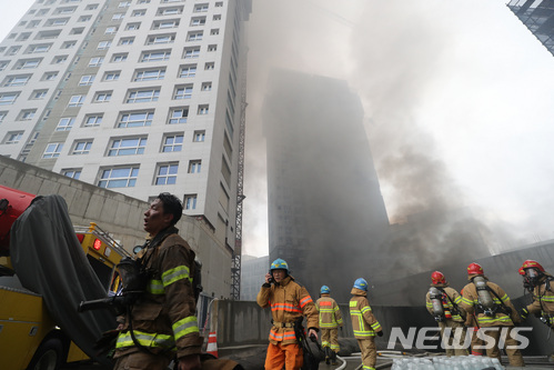 【세종=뉴시스】강종민 기자 = 26일 오후 세종시 새롬동 한 아파트 건설현장에서 화재가 발생, 소방대원들이 화재현장에서 나와 교대하고 있다. 2018.06.26. ppkjm@newsis.com