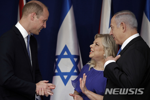 【예루살렘=AP/뉴시스】 이스라엘을 방문중인 영국 왕세손 윌리엄 왕자가 26일 베냐민 네타냐후 총리와 그의 부인 사라와 만나 이야기하고 있다. 사라 네타냐후는 앞서 총리 관저에 요리사가 없다고 거짓말 하고 10만 달러 어치의 식사를 주문해 공금을 유용한 혐의로 기소되었다. 2018. 6. 26.&nbsp; 