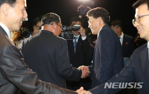 【판문점=뉴시스】사진공동취재단 = 판문점 남측 평화의 집에서 26일 열린 남북 철도협력 분과회의를 마친 뒤 남측 수석대표인 김정렬 국토교통부 2차관(오른쪽)이 북측 수석대표인 김윤혁 철도성 부상과 환송인사를 하고 있다. 2018.06.26.photo@newesis.com