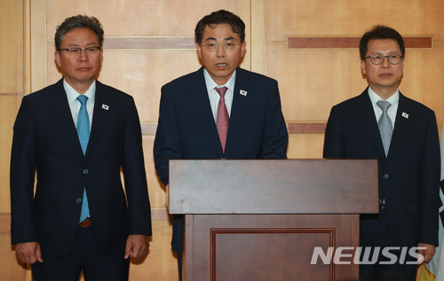 【판문점=뉴시스】사진공동취재단 = 남북 철도협력 분과회의 남측 수석대표인 김정렬(가운데) 국토교통부 2차관이 26일 오후 경기 파주시 판문점 남측 평화의 집에서 열린 종결회의를 마친 뒤 손명수(왼쪽) 국토교통부 철도국장, 이주태 통일부 교류협력국장과 함께 브리핑을 하고 있다. 2018.06.26.photo@newsis.com