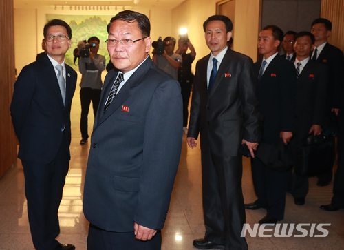 【판문점=뉴시스】사진공동취재단 = 남북 철도협력 분과회의 북측 수석대표인 김윤혁(왼쪽 두번째) 철도성 부상이 26일 오후 경기 파주시 판문점 남측 평화의 집에서 열린 종결회의를 마친 뒤 이동하고 있다. 2018.06.26. photo@newsis.com