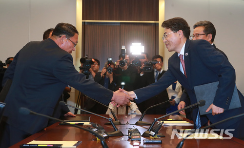 【판문점=뉴시스】사진공동취재단 = 남북 철도협력 분과회의 남측 수석대표인 김정렬(오른쪽) 국토교통부 2차관이 26일 오후 경기 파주시 판문점 남측 평화의 집에서 열린 종결회의를 마친 뒤 북측 수석대표인 김윤혁 철도성 부상과 악수를 하고 있다. 2018.06.26. photo@newsis.com