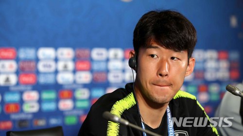 【카잔(러시아)=뉴시스】고범준 기자 = 2018 러시아월드컵 조별리그 F조 3차전 대한민국과 독일의 경기를 하루 앞둔 26일(현지시간) 오후 러시아 카잔 아레나에서 열린 공식기자회견에서 손흥민이 생각에 잠겨 있다. 2018.06.26. bjko@newsis.com