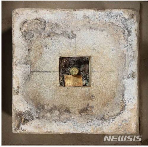 【서울=뉴시스】보물 제1991호 익산 미륵사지 서탑 사리장엄구 노출상태(서탑 사리공)