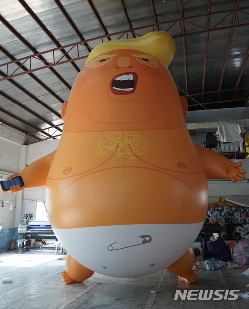 【서울=뉴시스】온라인기금모금사이트 크라우드펀더(crowdfunder)에서 도널드 트럼프 미국 대통령을 풍자한 6m짜리 풍선을 7월 영국 런던 하늘에 띄우는 프로젝트가 진행되고 있다. 최근에는 트럼프 모양의 마약이 인디애나 경찰에 의해 압수되기도 했다. < 사진출처: 트럼프 베이비> 2018.6.27.