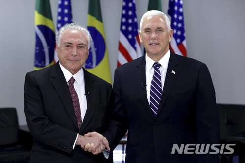 【브라질리아=AP/뉴시스】26일(현지시간) 브라질 브라질리아 플라날토 궁에서 미셰우 테메르 브라질 대통령과 마이크 펜스 부통령이 악수하고 있다. 2018.06.27. 