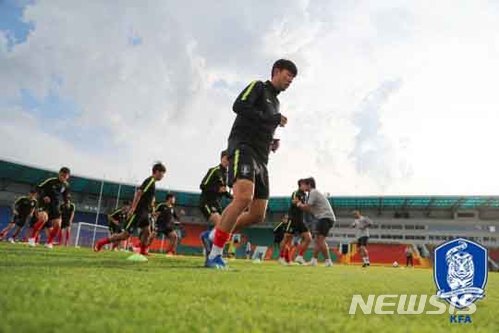 【카잔(러시아)=뉴시스】고범준 기자 = 한국 축구대표팀 손흥민이 2018 러시아월드컵 조별리그 F조 3차전 대한민국과 독일의 경기를 하루 앞둔 26일(현지시간) 러시아 카잔 챈트랄니스타디움에서 공식훈련을 하고 있다. 2018.06.27. (사진=대한축구협회 제공) photo@newsis.com