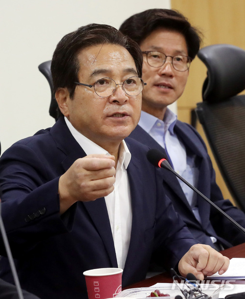 【서울=뉴시스】박영태 기자 = 지난 6월27일 오전 서울 영등포구 여의도 국회에서 진행된 ‘보수 그라운드 제로’ 자유포럼 연속 토론회에서 심재철 의원이 참석자들을 소개하고 있다. 2018.06.27.since1999@newsis.com