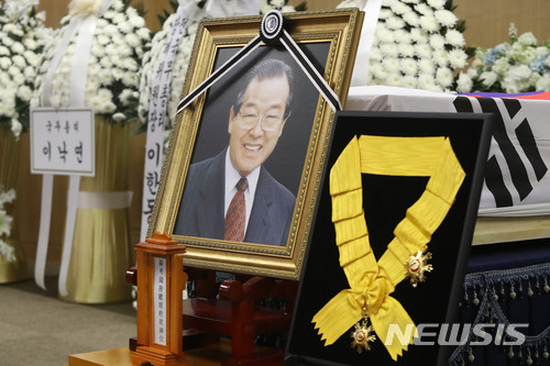 【서울=뉴시스】사진공동취재단 = 27일 오전 서울 송파구 서울아산병원에서 고 김종필 전 국무총리의 영결식이 엄수되고 있다. 2018.06.27. photo@newsis.com