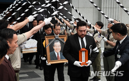 【서울=뉴시스】사진공동취재단 = 고 김종필 전 국무총리의 영결식이 열린 7일 서울 송파구 풍납동 서울 아산병원에서 고인의 유해가 운구 되고있다. 2018.06.27. photo@newsis.com